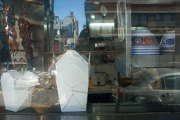 纽约唐人街一家餐馆的橱窗倒影