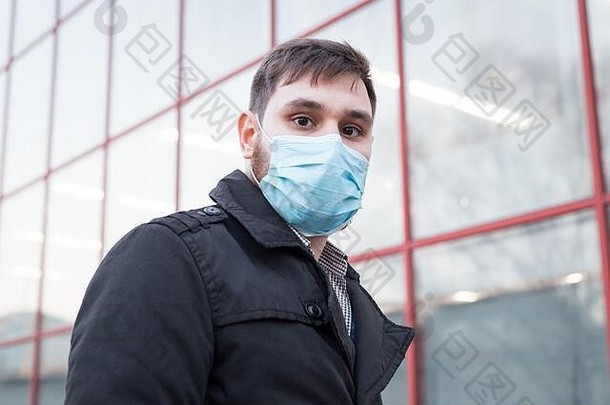 欧洲冠状病毒。戴着面部卫生面罩、呼吸防护面罩的白人男子在户外的肖像。病毒，冠状病毒防护，空气