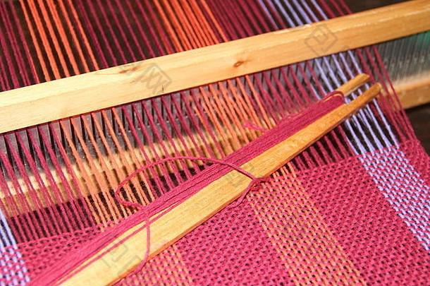 织机织机配件编织围巾彩色的纱线白色背景