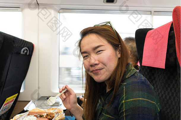 亚洲美丽的女孩食物公共汽车旅行