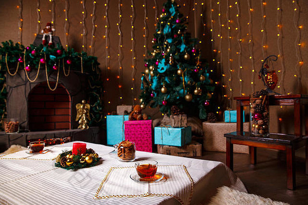 圣诞室内设计，圣诞树由灯光装饰，赠送礼品、玩具、蜡烛和室内花环照明