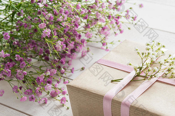 白色木桌，粉红色花朵和礼物，母亲节概念