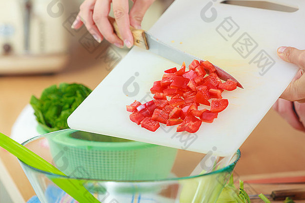 健康的吃素食者食物烹饪节食人概念女人厨房首页准备新鲜的沙拉切片蔬菜扔红色的胡椒碗