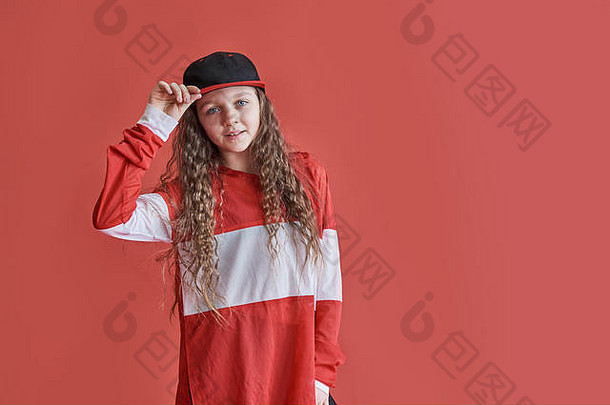 年轻的城市女人跳舞红色的背景现代苗条的嘻哈风格十几岁的女孩