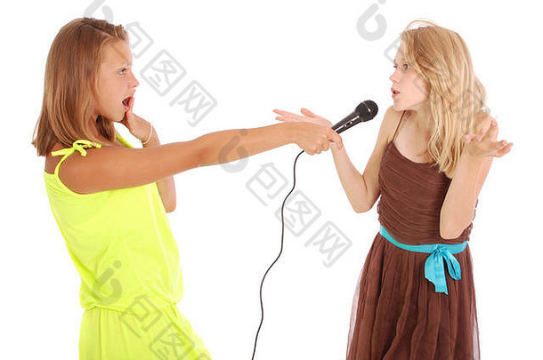 两个美丽的歌手提南格尔女孩用麦克风唱歌-白色隔离