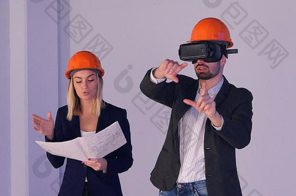 戴着VR护目镜、戴头盔的男女<strong>建筑</strong>工程师管理3d<strong>建筑</strong>项目