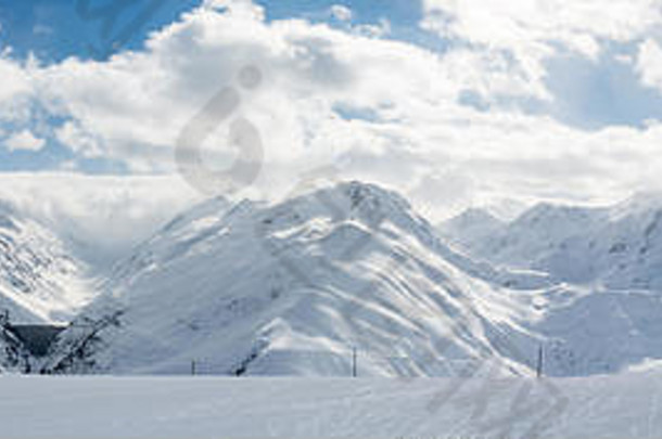 瑞士奥伯拉帕斯附近美丽的积雪阿尔卑斯山全景