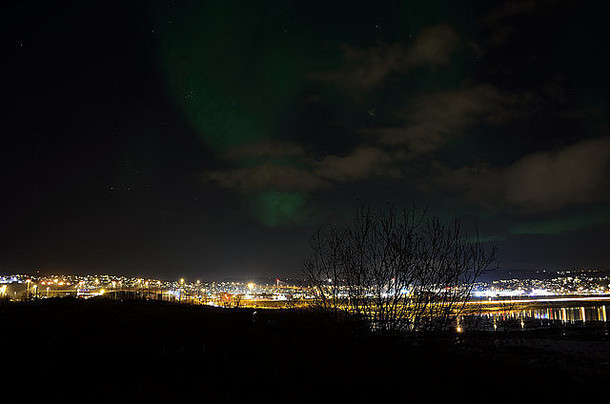 深秋之夜，北极<strong>城市</strong>特罗姆索上空美丽的北极光