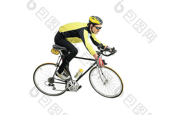 一个骑自行车的年轻人被隔离在白色背景下
