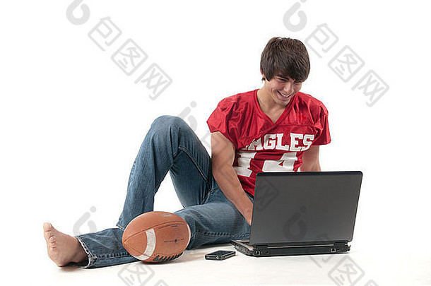 拥有笔记本电脑和手机的典型青<strong>少年</strong>