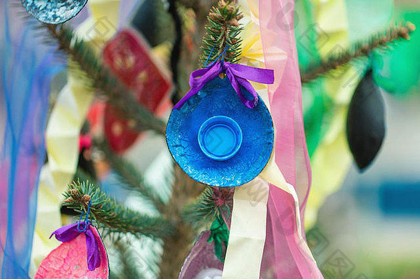 户外圣诞树上的鳄梨皮手工装饰。Diy工艺品为儿童提供创意。<strong>环境</strong>、回收和零废物浓度