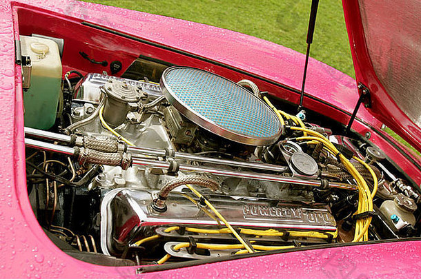 复古汽车发动机近观清洁明亮的红粉色汽车敞篷车运输气缸机械维修保养保存