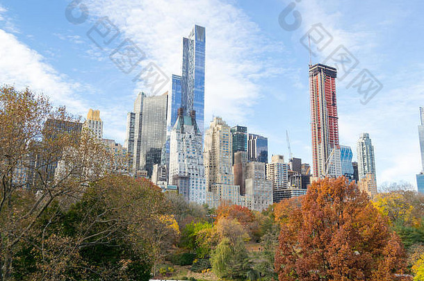 秋天是中央公园全盛的季节，这种天际线与自然的融合是纽约独有的