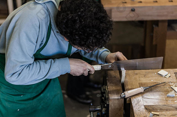 位于意大利的专业woodshop商店，专注于手和工作工具，同时为定制橡木家具切割定制部件。