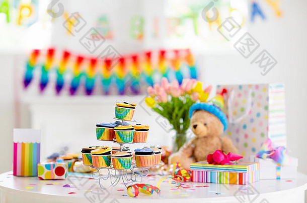 纸杯蛋糕孩子们生日庆祝活动丛林动物主题孩子们聚会，派对装饰房间男孩女孩孩子生日表格设置礼物