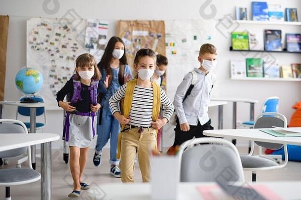 在2019冠状病毒疾病隔离后，学校的儿童面罩组被<strong>召回</strong>。