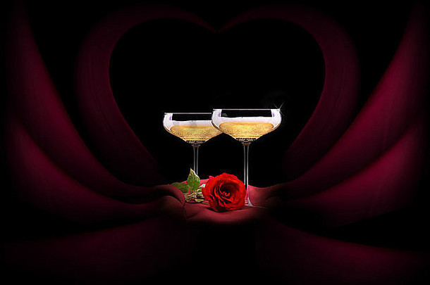 豪华香槟酒杯，红色丝绸和黑色背景上的花朵