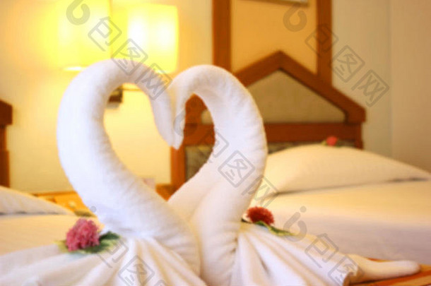 床上白色毛巾形状的天鹅模糊照片