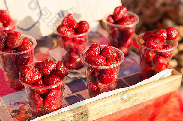 街市上的草莓装塑料杯