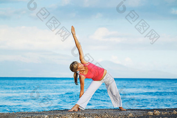 美丽的瑜伽女子在<strong>海边</strong>练习瑜伽