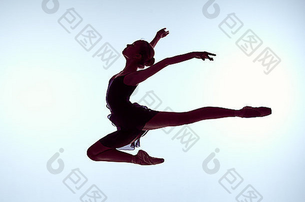 美丽的年轻芭蕾舞演员在灰色背景上跳跃。