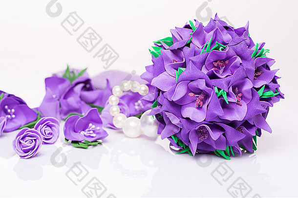 一束人造紫色花