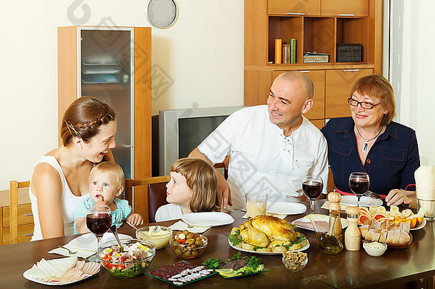 肖像快乐一代又一代家庭餐厅表格首页室内