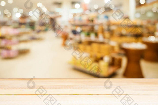 超市前的空木桌