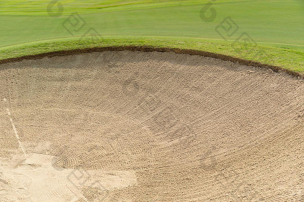 美丽的掩体沙子绿色草高尔夫球法院