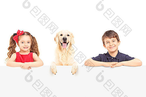 微笑男孩女孩站空白面板拉布拉多寻回犬狗孤立的白色背景