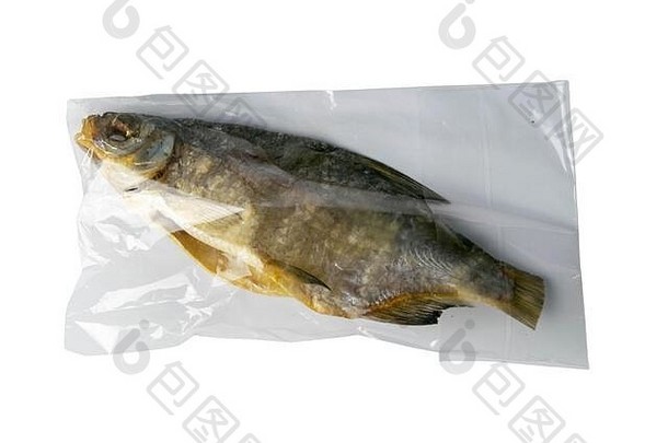 白色背景上透明包装的干鲷鱼。从小吃鱼到啤酒。闭合