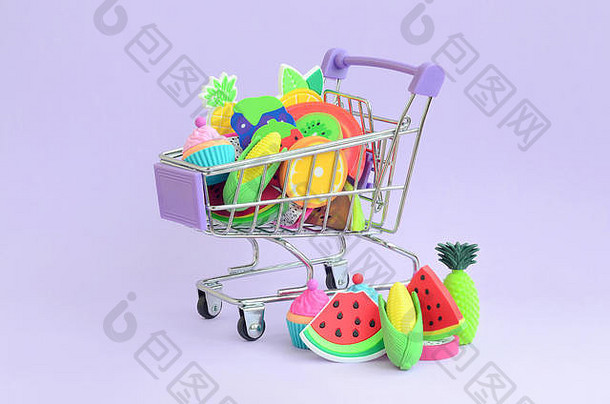 购物车填满前新鲜的水果紫色的背景概念购买食物水果在线饮食食物