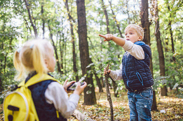 孩子们学龄前儿童高加索人哥哥妹妹图片移动电话相机森林公园秋天主题爱好活跃的