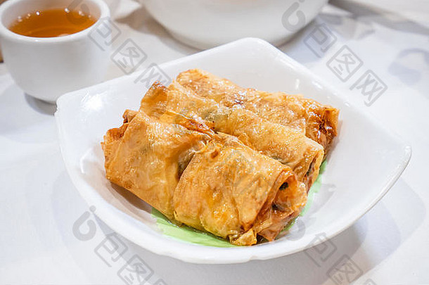 美味的森林总和著名的广东话食物亚洲炸豆凝乳豆腐皮肤卷虾虾在香港香港尤姆查餐厅关闭