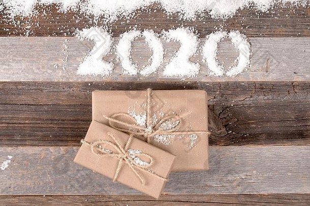 新年快乐。圣诞装饰和礼物。<strong>2020</strong>年雪景背景