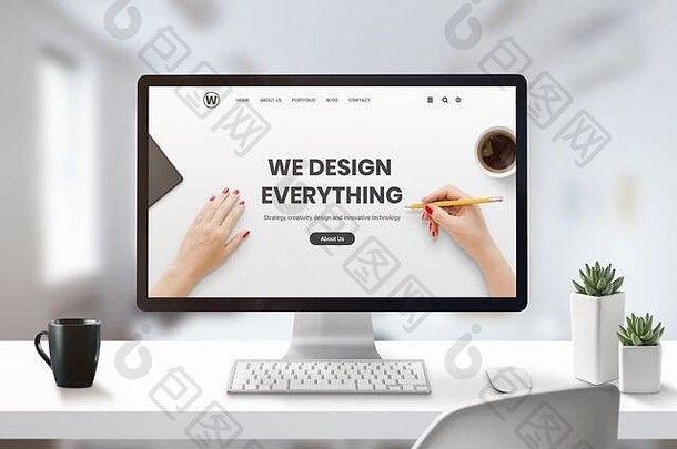 网站设计工作室的概念与现代机构的网页在电脑上显示。办公室、录音室办公桌，旁边放着咖啡和植物