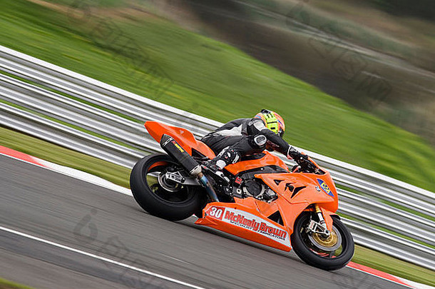 2014年4月25日训练日，英国超级摩托车在欧顿公园赛道上超速行驶