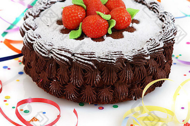 巧克力蛋糕用草莓装饰，白色背景上有彩带