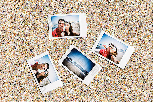 即时照片年轻的夫妇海滩