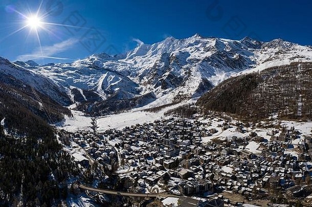 空中全景著名的saas费村滑雪度假胜地<strong>唐山</strong>最高的瑞士阿尔卑斯山脉阳光明媚的冬天
