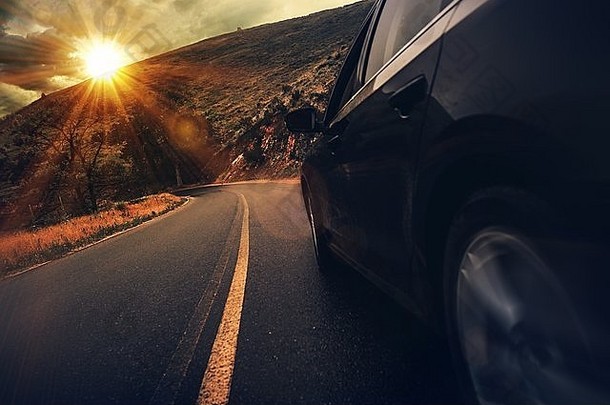 夏季高速公路。日落时的山路。