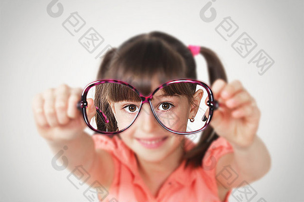 小女孩戴着眼镜，健康的视力观。软焦点