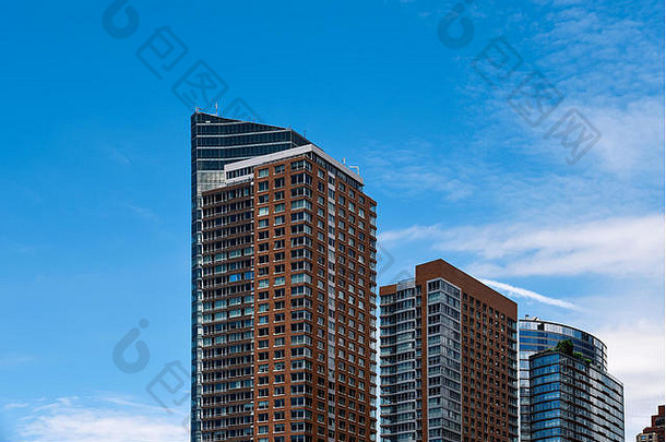 纽约曼哈顿下城金融区住宅摩天大楼在蓝天映衬下的低角度视图