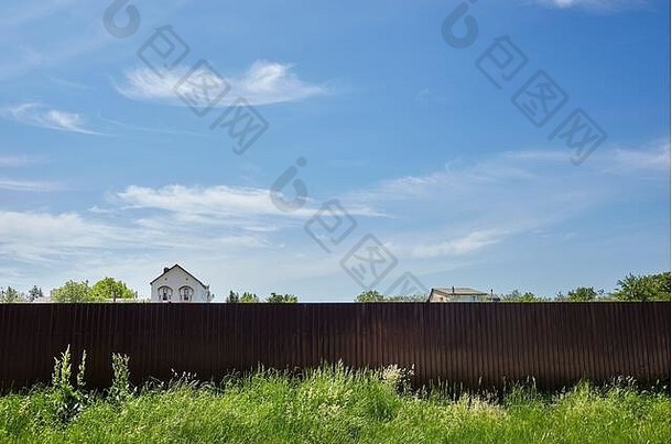 金属栅栏房子郊区社区农村景观天空草栅栏前景