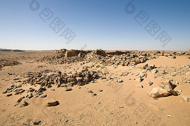 北非埃及东部沙漠戴达姆斯罗马要塞沙漠地面上的古墙和陶器遗迹