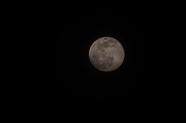 黑白分明的满月