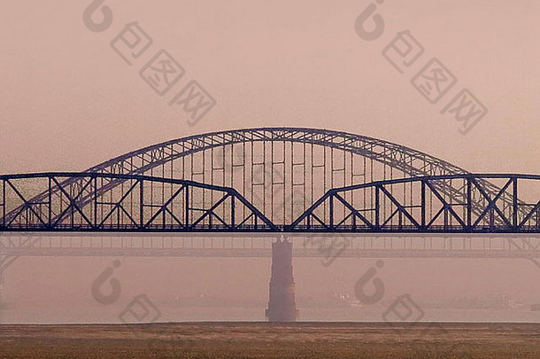 曼德勒港和伊洛瓦底江<strong>风景区</strong>，桥梁位于缅甸曼德勒