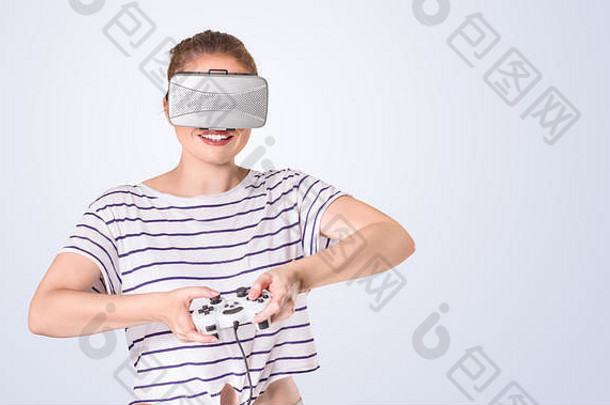 年轻的女人虚拟现实眼镜享受网络空间游戏