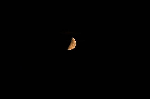 晚上拍摄一半巨大<strong>的红色的月亮</strong>