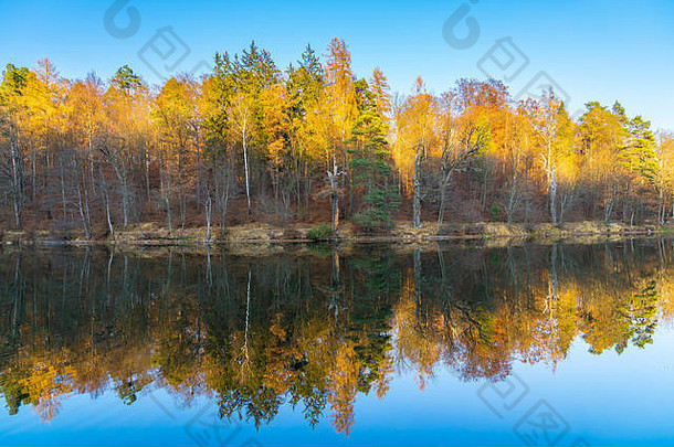 德国，静谧的水映照出斯图加特拜伦西五颜六色的森林，令人惊叹的秋意